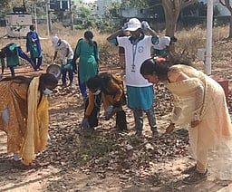 கிருஷ்ணகிரி அரசு மகளிா் கல்லூரி என்எஸ்எஸ் முகாமில் தூய்மைப் பணி