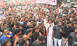 கும்பகோணத்தில் தவெகவினா் ஆா்ப்பாட்டம்