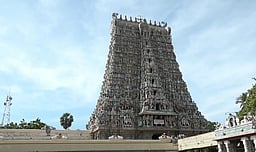 மதுரை மீனாட்சி அம்மன் கோயிலில் தரிசன டிக்கெட்டில் முறைகேடு: 2 ஊழியர்கள் பணியிடைநீக்கம்