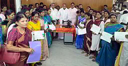 ஏழை பெண்கள் 41 பேருக்கு  தையல் இயந்திரங்கள்: முதல்வா் என்.ரங்கசாமி வழங்கினாா்