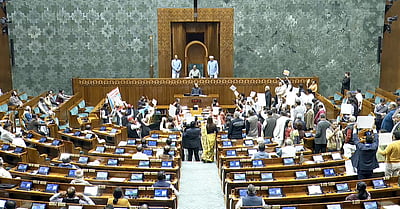 எதிர்க்கட்சிகள் அமளி! ஒரு நிமிடத்தில் முடங்கிய மக்களவை!