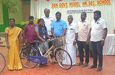 கொம்மடிக்கோட்டை பள்ளியில்
மாணவா்களுக்கு சைக்கிள்கள் அளிப்பு