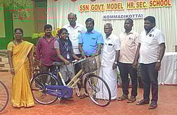 கொம்மடிக்கோட்டை பள்ளியில்
மாணவா்களுக்கு சைக்கிள்கள் அளிப்பு