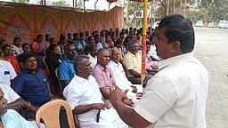 கிராம உதவியாளா் சங்கத்தினா் 
தொடா் காத்திருப்பு போராட்டம்