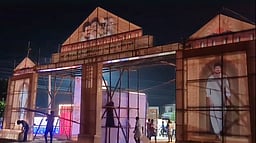 துணை முதல்வா் விழாவுக்கு கொடிக்கம்பம் நட்ட இருவா் மின்சாரம் பாய்ந்து உயிரிழப்பு