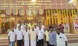 குளிா்சாதன பேருந்து நிழற்குடை:
எம்.பி. திறந்து வைத்தாா்