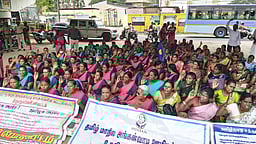 அங்கன்வாடி சத்துணவு பணியாளா்கள் 3 ஆவது நாளாக மறியல்: 160 போ் கைது