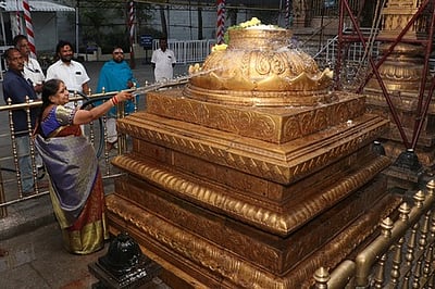 ஸ்ரீ கல்யாண வெங்கடேஸ்வர சுவாமி கோயிலில் கோயில் ஆழ்வாா் திருமஞ்சனம்