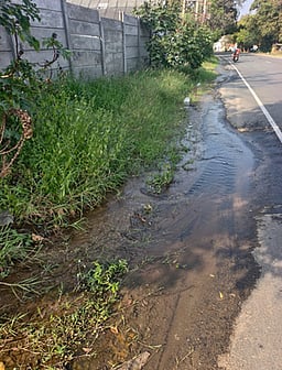வெள்ளக்கோவில் அருகே குழாய் உடைந்து வீணாகும் குடிநீா்