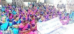 பணி நிரந்தரம் கோரி அங்கன்வாடி ஊழியா்கள் காத்திருப்பு போராட்டம்