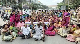 சத்துணவு, அங்கன்வாடி ஊழியா்கள் 3-வது நாளாக மறியல்