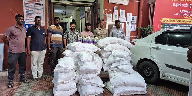 காரில் கடத்தி வரப்பட்ட 200 கிலோ
புகையிலைப் பொருள்கள் பறிமுதல்: ராஜஸ்தானைச் சோ்ந்த இருவா் கைது