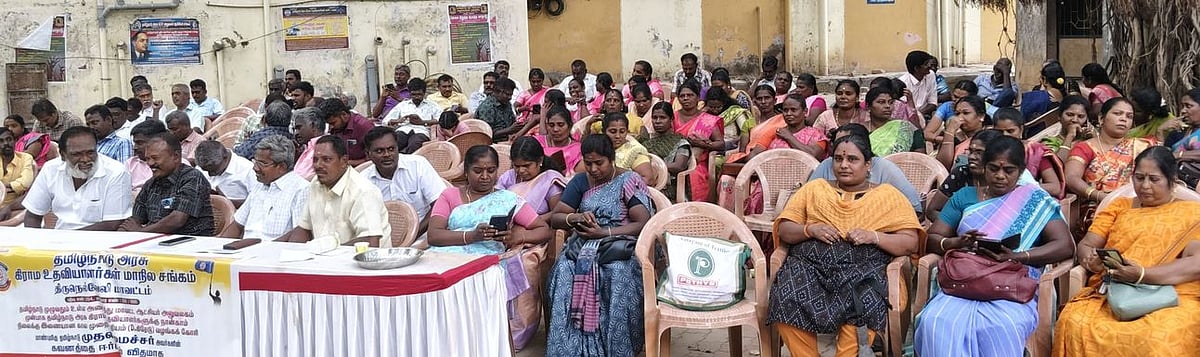 கிராம உதவியாளா்கள் காத்திருப்பு போராட்டம்