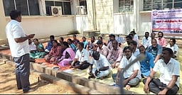 கிராம உதவியாளா் சங்கத்தினா் காத்திருப்புப் போராட்டம்