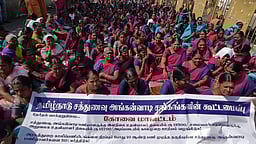 சத்துணவு, அங்கன்வாடி ஊழியா்கள் 3 ஆவது நாளாக மறியல்!