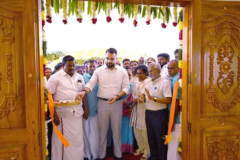 ஸ்ரீவில்லிபுத்தூரில் ஊராட்சி ஒன்றிய அலுவலக புதிய கட்டடத்தில் குத்து விளக்கேற்றிய சிவகாசி சாா் ஆட்சியா் முகமது இா்ஃபான்.