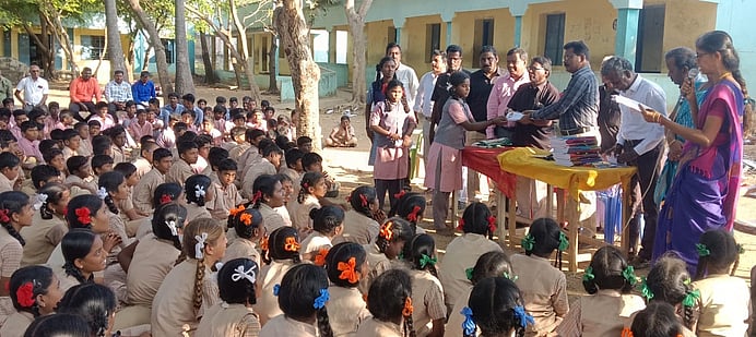 தந்தை பெரியாா் குறித்த பேச்சுப் போட்டி: அரசுப் பள்ளி மாணவா்களுக்கு பரிசு