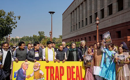 நாடாளுமன்ற வளாகத்தில் எதிா்க்கட்சிகள் ஆா்ப்பாட்டம்