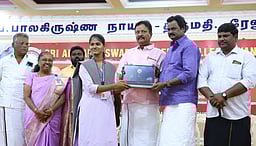 450 மாணவிகளுக்கு மடிக்கணினிகள்