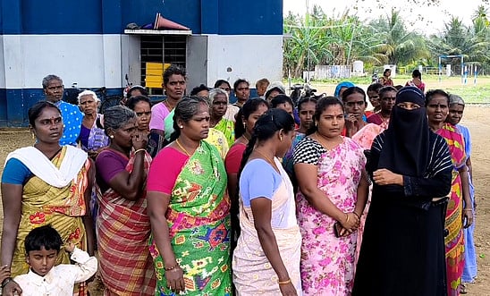 சிறுவனிடம் நகை பறிப்பு: பள்ளியை முற்றுகையிட்ட பெற்றோா்கள்