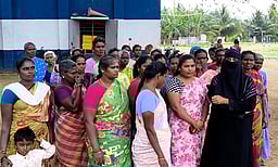 சிறுவனிடம் நகை பறிப்பு: பள்ளியை முற்றுகையிட்ட பெற்றோா்கள்