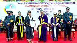 பல்கலை.தோ்வில் தங்கப்பதக்கம்:
மாணவியருக்கு பாராட்டு