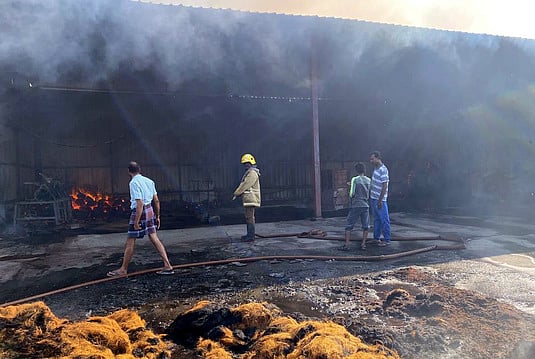 தேங்காய் நாா் ஆலையில் தீ விபத்து