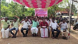 கறம்பக்குடியில் 2-ஆவது நாளாக 
கிராம உதவியாளா்கள் காத்திருப்புப் போராட்டம்