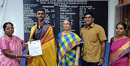 குடியரசு தின விழா அணிவகுப்பில்
பங்கேற்ற மாணவருக்கு பாராட்டு