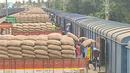 குடந்தையில் இருந்து சேலம் சென்ற 2 ஆயிரம் டன் நெல் மூட்டைகள்