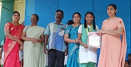 வாள் சண்டை போட்டியில் சிறப்பிடம்: மாணவிகளுக்கு பாராட்டு