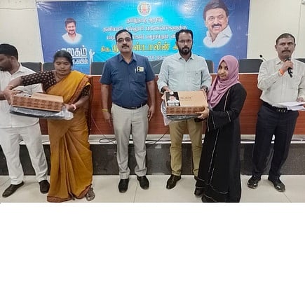 தென்காசியில் 893 மாணவா்களுக்கு மடிக்கணினி