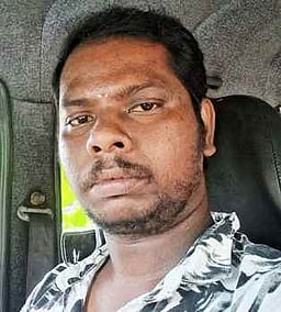 பைக் மீது காா் மோதியதில் டெம்போ ஓட்டுநா் உயிரிழப்பு