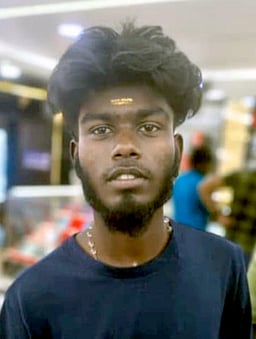 இளைஞா் மீது மோதிய அரசுப் பேருந்து ஓட்டுநா் மீது நடவடிக்கை கோரி சடலத்தை வாங்க மறுத்து உறவினா்கள் மறியல்