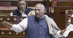 கேள்விகளுக்குப் பதிலளிக்கும் தைரியம் பிரதமருக்கு இல்லை: காங்கிரஸ் பதிலடி