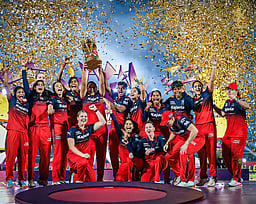 “ஆர்சிபி கொடி உயரப் பறக்கிறது..” வீராங்கனைகளுக்கு விராட் கோலி வாழ்த்து!