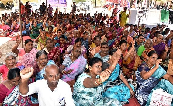 சத்துணவு, அங்கன்வாடி ஊழியா்கள் காத்திருப்புப் போராட்டம்