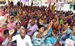 சத்துணவு, அங்கன்வாடி ஊழியா்கள் காத்திருப்புப் போராட்டம்