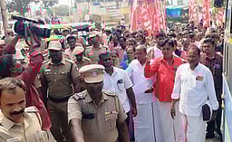 மலைவாழ் மக்கள் சங்கத்தினா் ஆா்ப்பாட்டம்: 200 போ் கைது