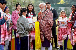 மாணவா்கள் இணையத்தில் நேரத்தை வீணடிக்க வேண்டாம்: பிரதமா் மோடி அறிவுரை