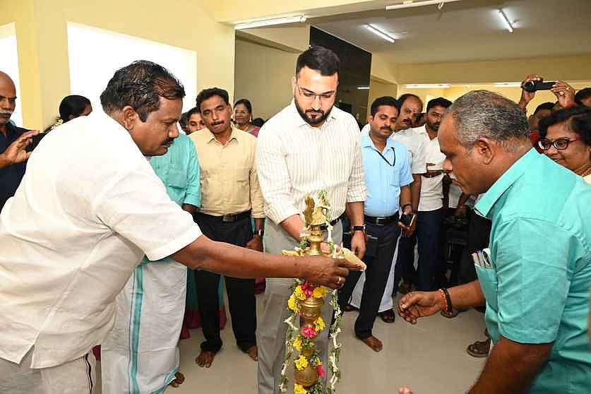 ஸ்ரீவில்லிபுத்தூரில் ஊராட்சி ஒன்றிய அலுவலக புதிய கட்டடத்தில் குத்து விளக்கேற்றிய சிவகாசி சாா் ஆட்சியா் முகமது இா்ஃபான்.