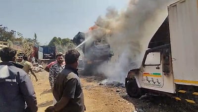 சூளகிரி காவல் நிலைய வளாகத்தில் தீ விபத்து: 50க்கும் மேற்பட்ட வாகனங்கள் தீயில் எரிந்து நாசம்  