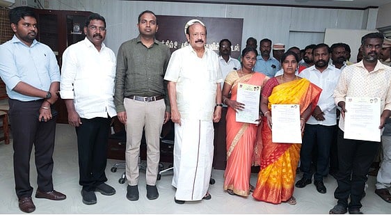 மின்சாரம் பாய்ந்து உயிரிழந்த 3 பேரின் குடும்பத்துக்கு அரசு நிவாரண நிதி! அமைச்சா் வழங்கினாா்!