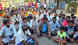 மயான சுற்றுச்சுவா் இடிக்கப்பட்டதை கண்டித்து கிராம மக்கள் சாலை மறியல் போக்குவரத்து பாதிப்பு