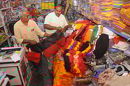 கட்சிக் கொடிகள், துண்டுகள் விற்பனைக்கு வருகை