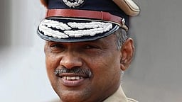 தமிழகம் முழுவதும் 53 காவல் ஆய்வாளா்கள் பணியிட மாற்றம்