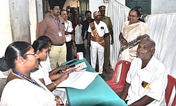 பறவைக் காய்ச்சலை தடுக்க மாநில எல்லைகளில் கண்காணிப்பு: வேலூா் ஆட்சியா்