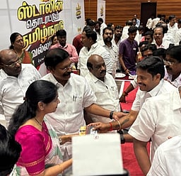 இடங்கணசாலை, இளம்பிள்ளை பகுதியில் தயாரிக்கும் சேலை ரகங்களுக்கு புவிசாா் குறியீடு வேண்டி திமுக தோ்தல் அறிக்கை தயாரிக்கும் குழுவிடம் கோரிக்கை மனு.