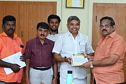 மானூா் அரசு பள்ளி வளாகத்துக்குள் தண்ணீா் புகுவதைத் தடுக்கக் கோரி மனு