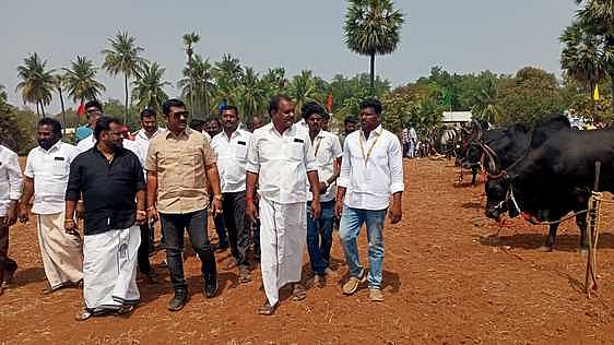 கொங்கணாபுரம் அருகே நடைபெற்ற கால்நடை கண்காட்சியில் கலந்துகொண்ட நாட்டு இன பசுக்கள்.